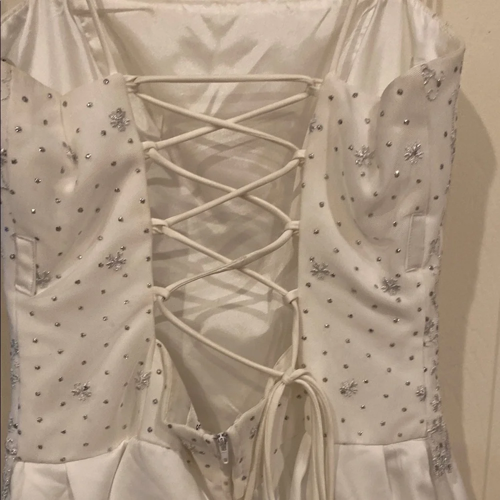 Elegant White Wedding Dress with Intricate Embroidery - Picture 6 of 14